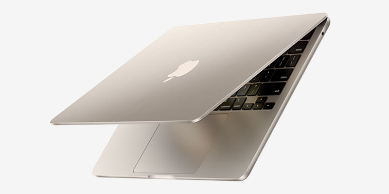 MacBook Air i gull halvåpen