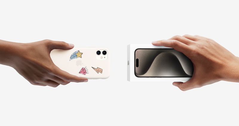 En hånd med eldre iPhone-modell og en annen hånd med iPhone 15 Pro Max som strekker seg mot hverandre