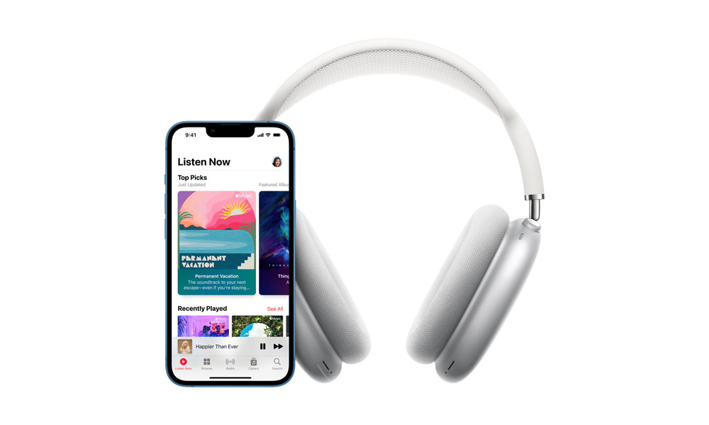 iPhone med Apple Music på skjermen og grå AirPods Max ved siden av