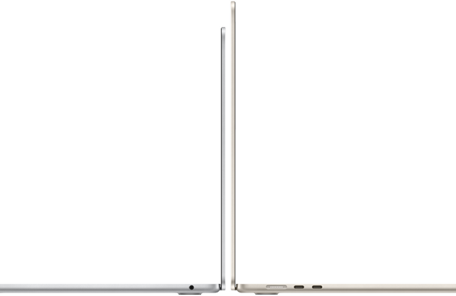 13- og 15-tommers MacBook Air i sølv og stjerneskinn sett fra siden, med skjermene åpne og ryggen mot hverandre