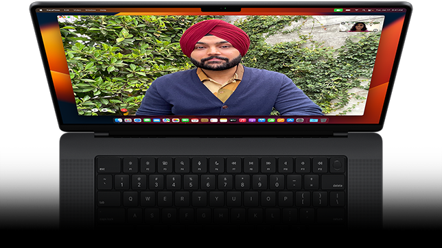 Viser FaceTime-videosamtale på MacBook Pro.