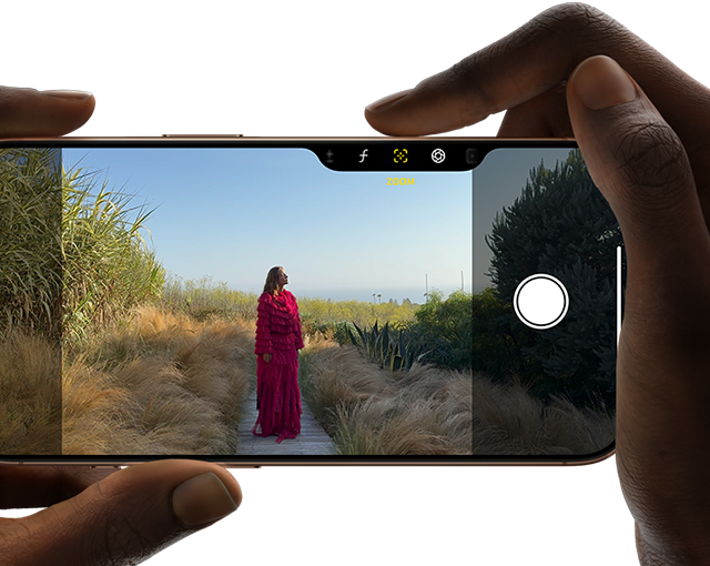 En bruker holder en iPhone 16 Pro og tar et bilde