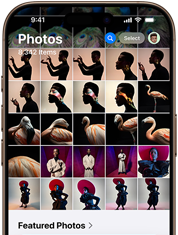 Bilder-appen er åpen og viser kunstneriske bilder på en iPhone 16 Pro i sandfarget titan