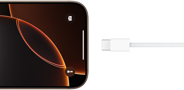 En USB-C-kabel som kobles til en iPhone 16 Pro i sandfarget titan