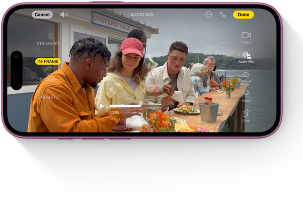 En video av venner redigeres på en iPhone 16