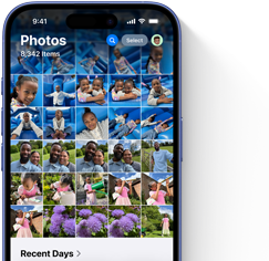 Bilder-appen er åpen og viser familiebilder på en iPhone 16 i ultramarin