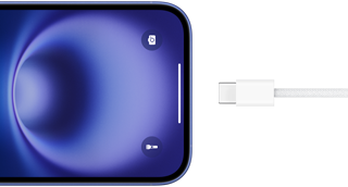 USB-C-kabel koblet til en iPhone 16 i ultramarin
